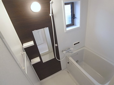 【浴室】 | ＣＯＺＹ8 | 追炊き・シングルレバー・窓・鏡付きのお風呂