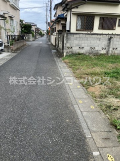 【前面道路含む現地写真】 | 前面道路は幅員4メートル、間口は約9メートルです。