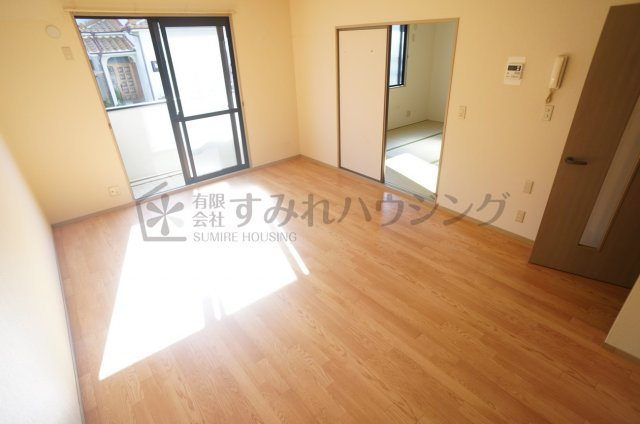 プリマベーラＫの居間・リビング|参考、同建物・反転間取りの号室