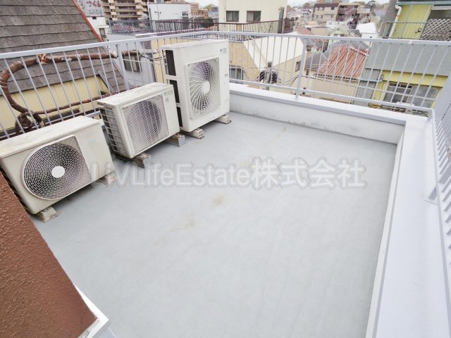 石澤商会学園西町ビルの庭