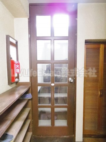 石澤商会学園西町ビルの玄関