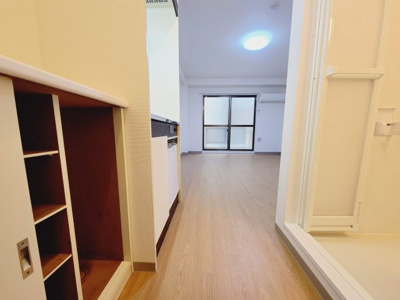 【居間・リビング】 | メゾンコダサ | 荒川区東日暮里4丁目「メゾンコダサ」　玄関から見た室内