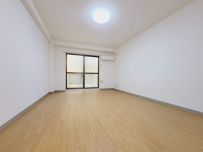 【内装】 | メゾンコダサ | 荒川区東日暮里4丁目「メゾンコダサ」　洋室7.5帖（玄関側から）