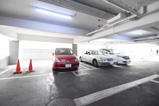 【駐車場】 | マンションの駐車場スペース。空きの有無や駐車料金、サイズ規定などについては、改めてお問い合わせください。～即日のご見学可能～　お問合せはお気軽にどうぞ。