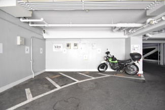 【駐車場】 | バイク置き場。空き区画の有無や駐輪料金、サイズおよび排気量規定などについては、改めてお問い合わせください。～即日のご見学可能～　お問合せはお気軽にどうぞ。