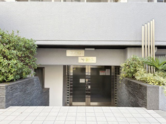 【エントランス】 | お客様を、そして住人を出迎えてくれるマンションのエントランス。ゴミが落ちていないことからも、管理状態の良さや住民の節度の高さが見て取れます。～即日のご見学可能～　お問合せはお気軽にどうぞ。