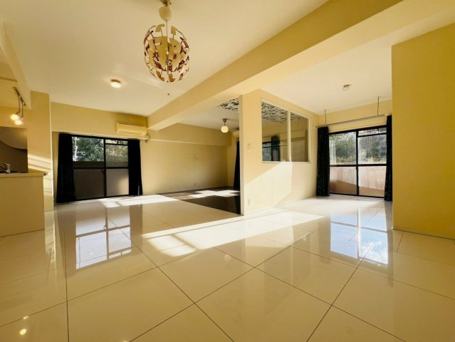 朝日プラザ三木自由が丘本町の居間・リビング