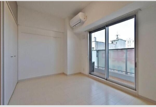 セレニティー東山公園の居間・リビング