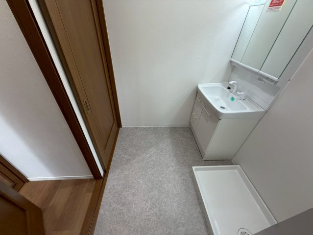 庄南町　の独立洗面台|三面鏡付シャンプードレッサー洗面台で朝の忙しい準備も楽々♪