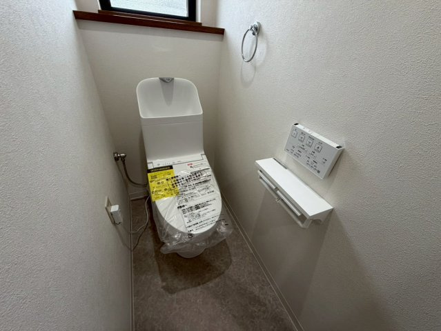 庄南町　のトイレ|白色のクロスで清潔感のある空間です。