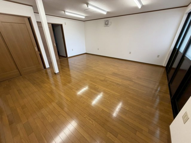 庄南町　の洋室|１７帖の洋室です。事務所・習い事教室・趣味用の部屋　使用用途は多数です！！