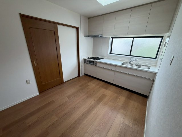 庄南町　の居間・リビング|システムキッチンはシンクも大きく使いやすいです！