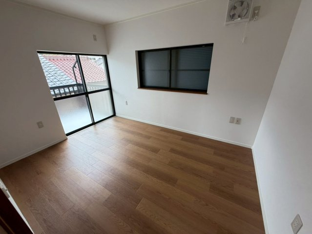 庄南町　の洋室|2面採光の明るいお部屋で、一人で過ごす時間も大切にできます。