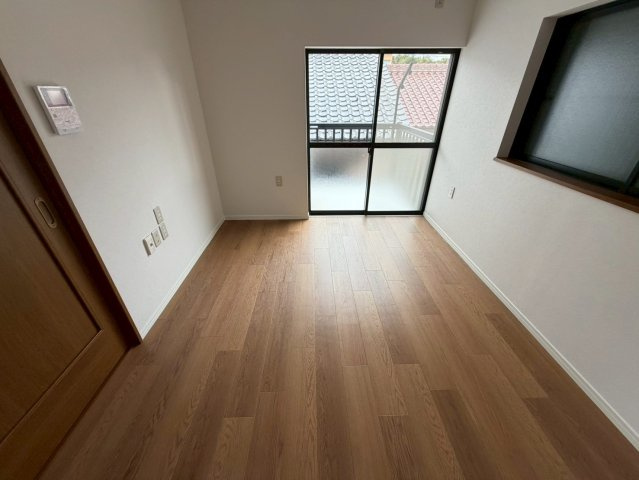 庄南町　の洋室|窓から陽の光がしっかり入る明るいお部屋です♪