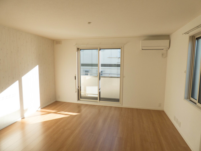 ラ メールの居間・リビング|南向きの広々としたＬＤＫ１０．３帖♪