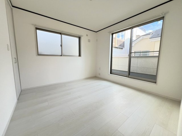 足立区保木間5丁目　中古戸建の洋室|バルコニーに面した明るい洋室6.6帖