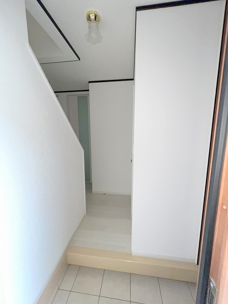 足立区保木間5丁目　中古戸建の玄関|玄関から見た室内写真です