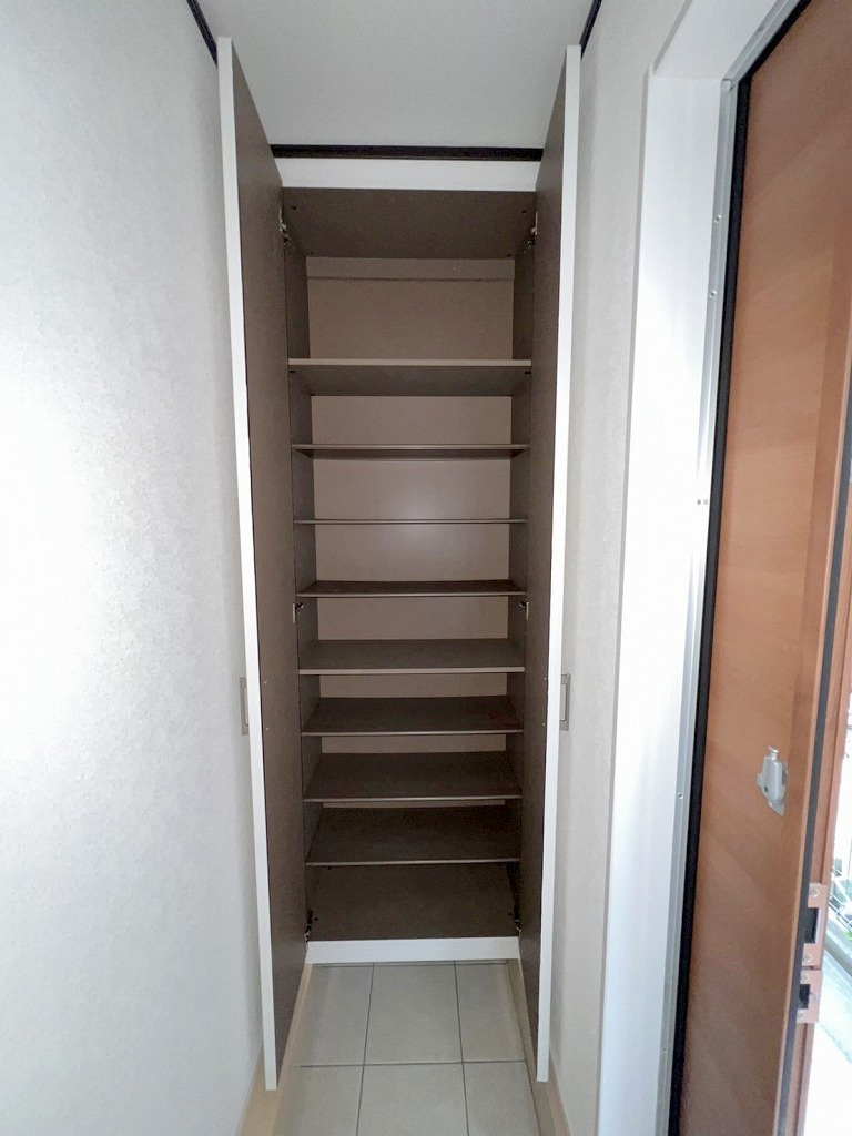 足立区保木間5丁目　中古戸建の玄関|トールタイプのシューズボックスでたっぷり収納出来ます