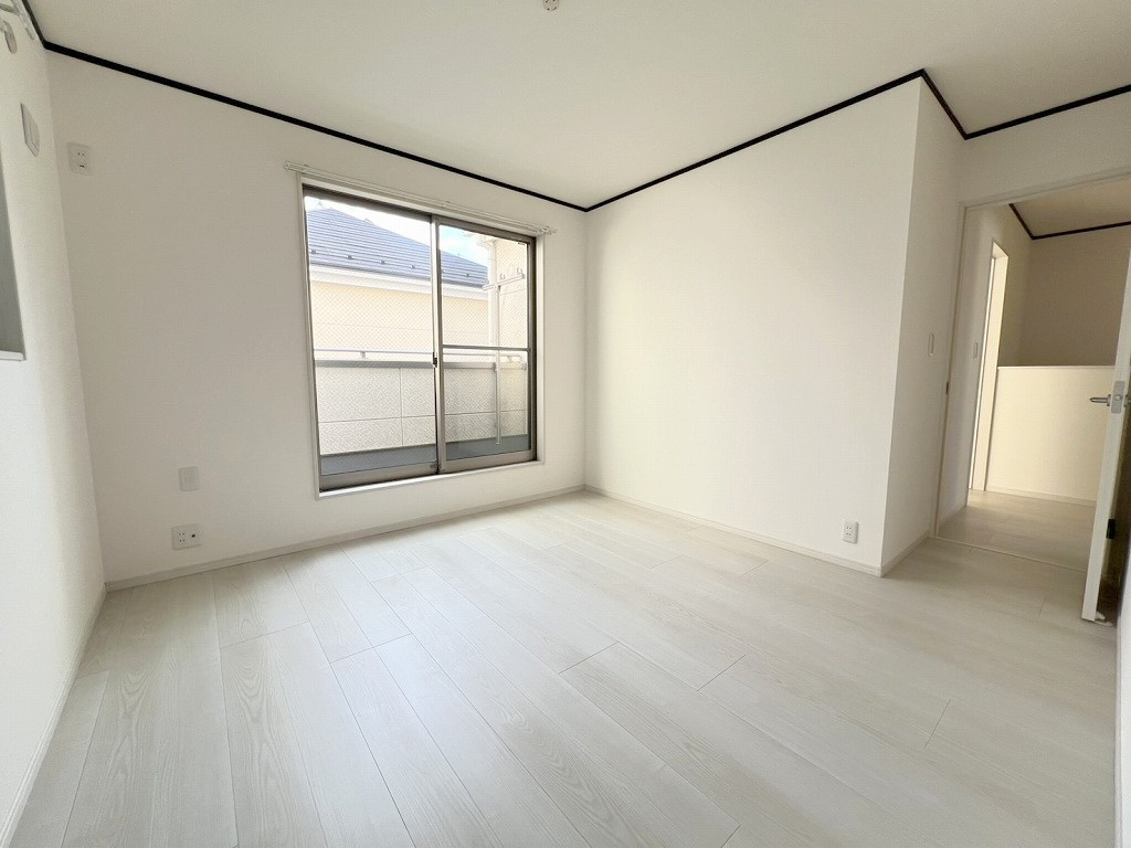 足立区保木間5丁目　中古戸建の洋室|バルコニーに面した洋室6.6帖・主寝室としていかがでしょう