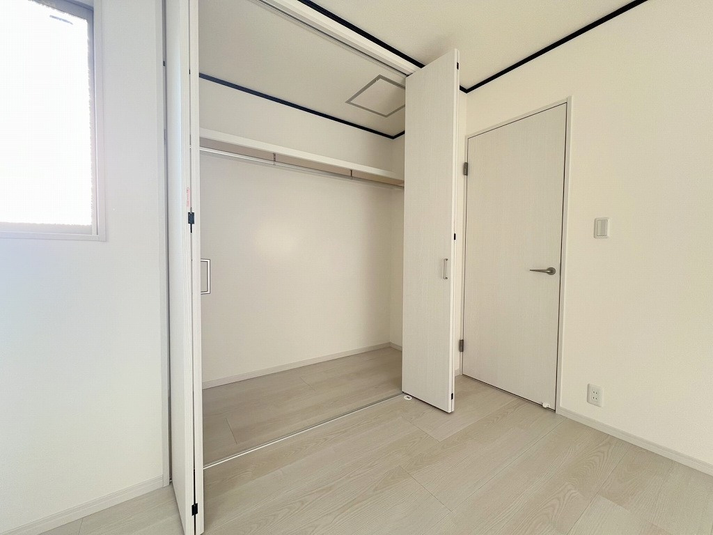 足立区保木間5丁目　中古戸建の収納|大切な衣類を収納できるクローゼット完備