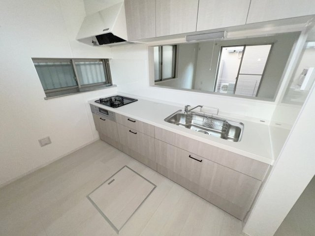 足立区保木間5丁目　中古戸建のキッチン|新品交換済みの3口ガスコンログリル付きのシステムキッチン