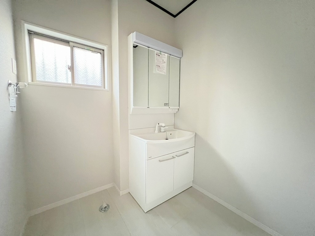 足立区保木間5丁目　中古戸建の独立洗面台|三面鏡付きシャワードレッサーで朝の準備も快適