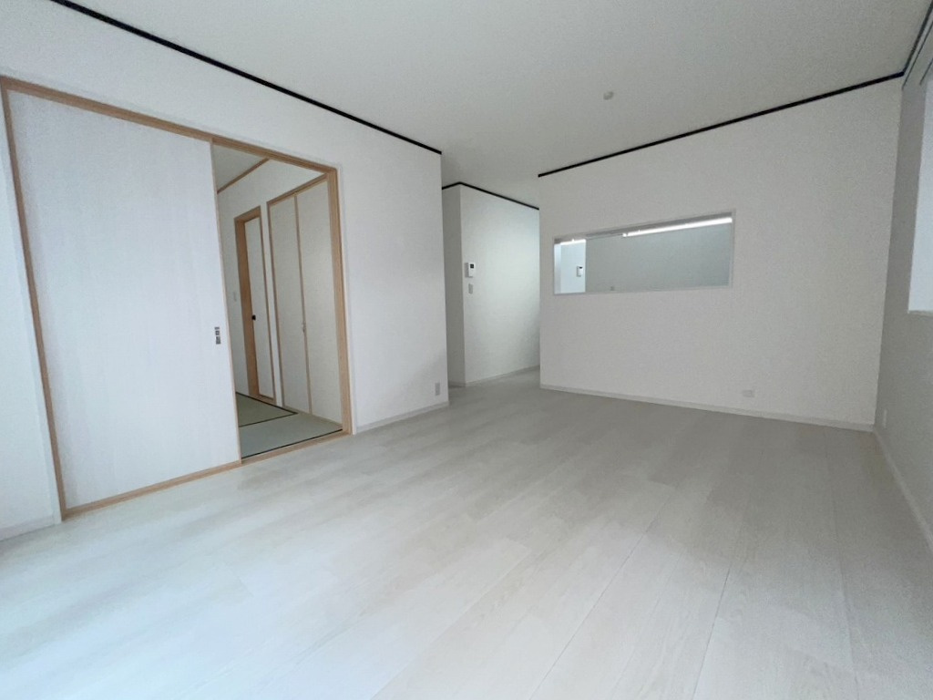 足立区保木間5丁目　中古戸建の居間・リビング|ソファやダイニングセットをおいてもゆとりのある14.3帖のリビング