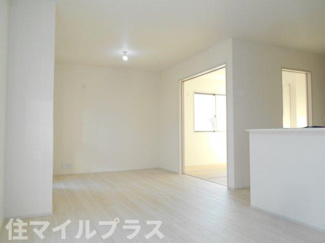 【居間・リビング】 | 郡山市安積町笹川新築一戸建て2棟 | こちらの居間で趣味の時間をお楽しみください