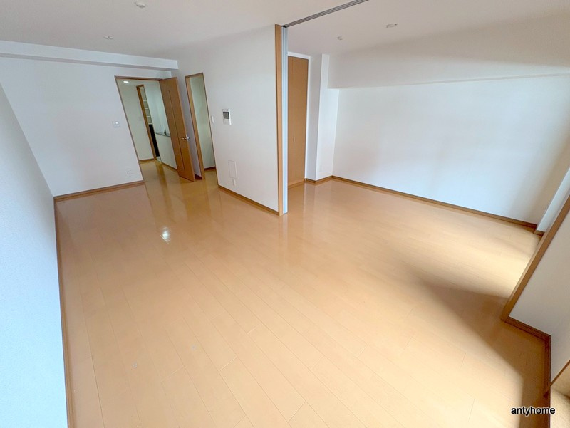 リーガル四ツ橋立売堀2　仲介手数料無料の居間・リビング