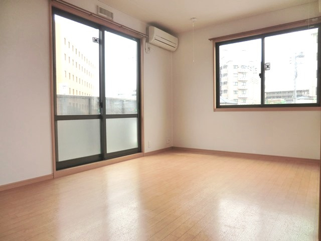 ジュネス・Ｋの居間・リビング|★２面採光で日当たり良好！２階角部屋★