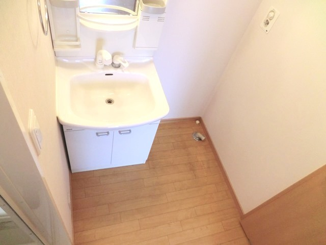 ジュネス・Ｋの洗面所|★シャワー水栓型の洗面台＆室内洗濯機置場あり★