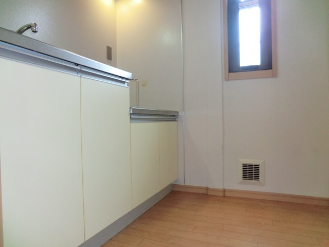 ジュネス・Ｋの内装|★独立型のキッチンスペース・換気用の小窓を設置★