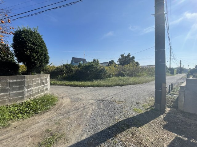 いすみ市岬町中滝2339-1　中古売戸建ての前面道路含む現地写真