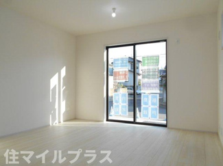 【居間・リビング】 | 郡山市安積町笹川新築一戸建て2棟 | こちらの居間で趣味の時間をお楽しみください