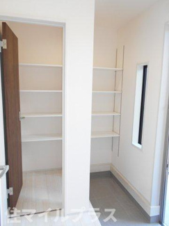 【玄関】 | 郡山市安積町笹川新築一戸建て2棟 | 収納もある玄関です