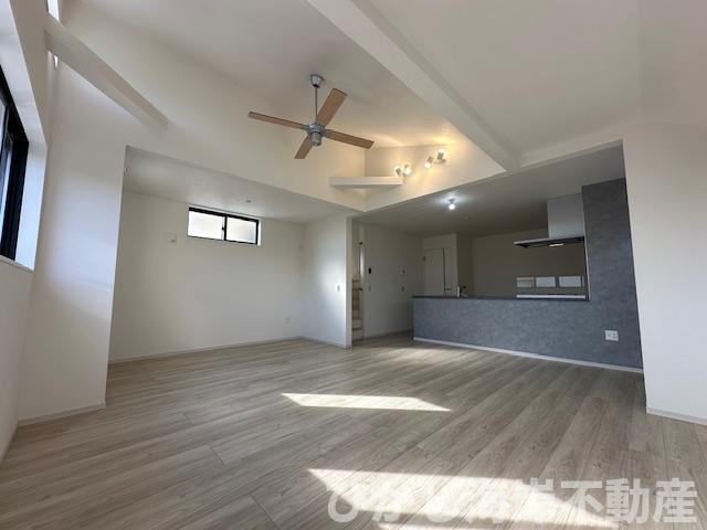 茅ヶ崎市平和町　新築戸建　全２棟の居間・リビング|22.2帖　勾配天井のLDK