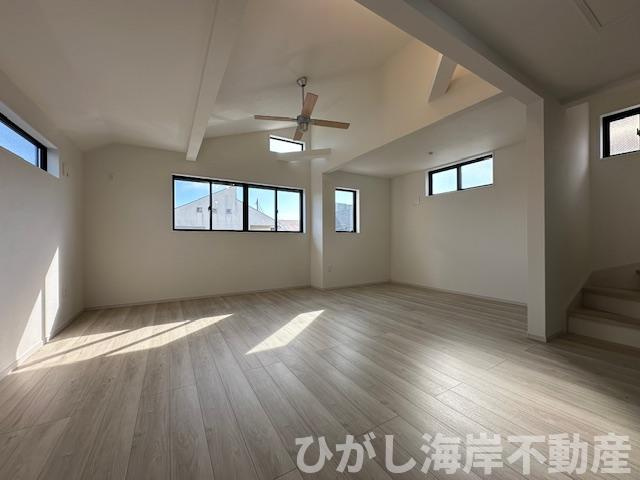 茅ヶ崎市平和町　新築戸建　全２棟のダイニング|22.2帖　勾配天井のLDK