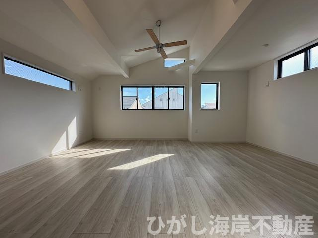 茅ヶ崎市平和町　新築戸建　全２棟の居間・リビング|22.2帖　勾配天井のLDK