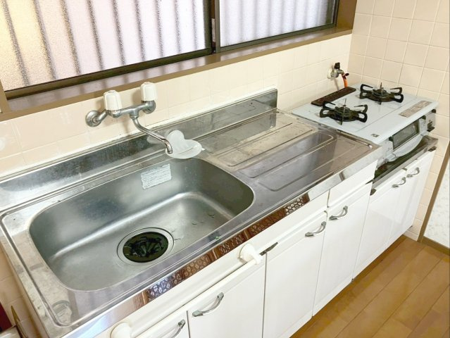 飯塚市大分　中古戸建のキッチン|手軽に換気ができて、手元に明るい自然光が入る窓付きのキッチンです！