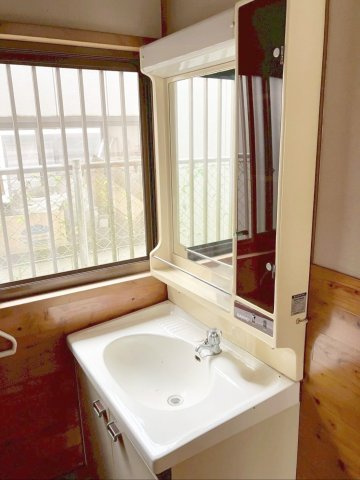 飯塚市大分　中古戸建の独立洗面台|洗面台は2ヶ所設置！身支度時の混雑解消になり、来客時にも便利！