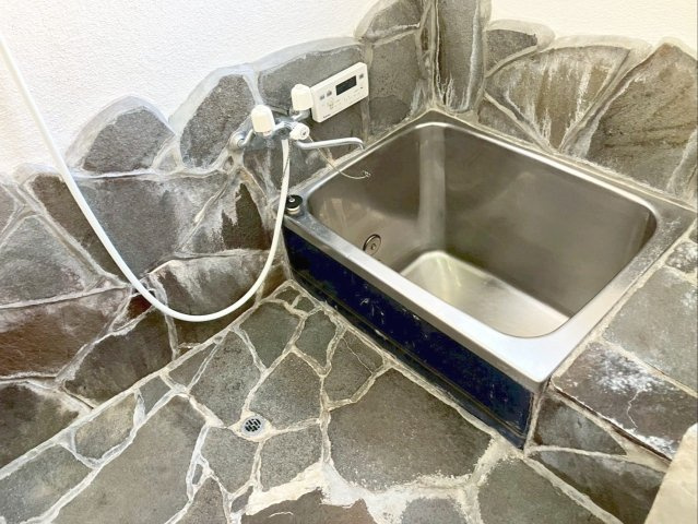 飯塚市大分　中古戸建の浴室|自然素材のオリジナリティが感じられる乱形石張りの浴室です！