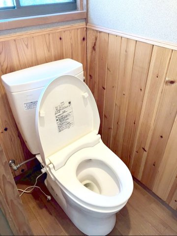 飯塚市大分　中古戸建のトイレ|汚れを拭きとりやすい腰壁を用いたトイレです！