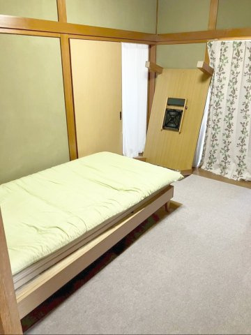 飯塚市大分　中古戸建の洋室|リビング横の約5.2帖の洋室！押入れや床の間があります！