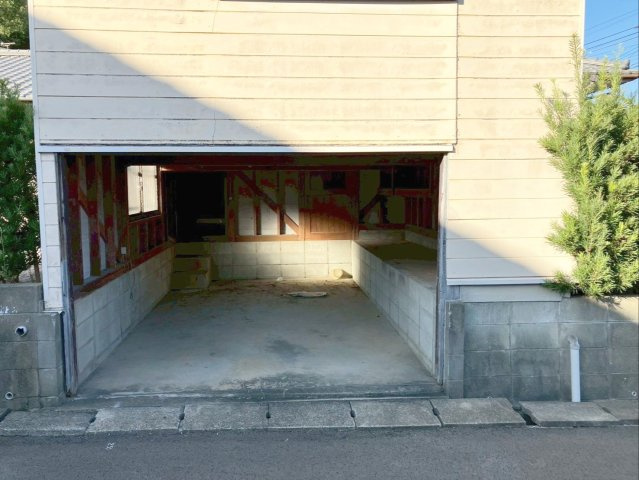 飯塚市大分　中古戸建の駐車場|天候から車を守る車庫は、駐車場以外にも、物置や作業場など多目的に活用できます！