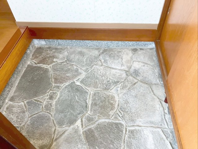 飯塚市大分　中古戸建の玄関|玄関の土間は、頑丈で耐久性の高い石張りが施されています！