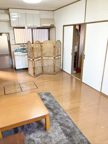 飯塚市大分　中古戸建の居間・リビング|水回りの配置が集中した間取り！動線が短縮され、家事効率の向上が期待できます！