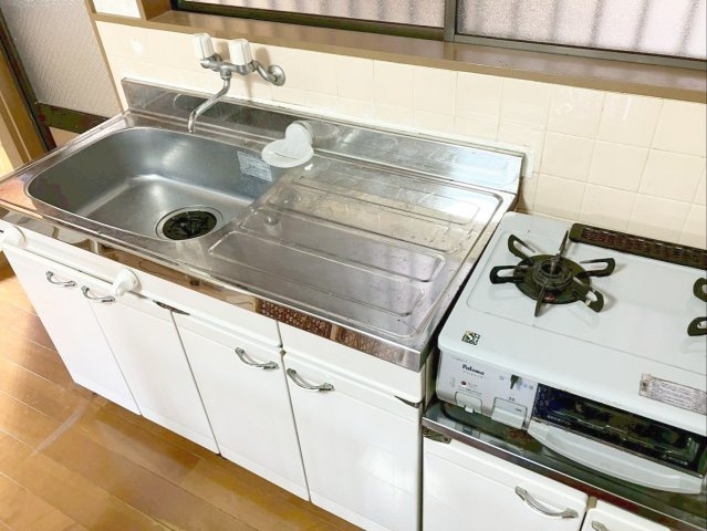 飯塚市大分　中古戸建のキッチン|収納スペース有り！間口が広く、大きなお鍋やボウルなども収納しやすいです！