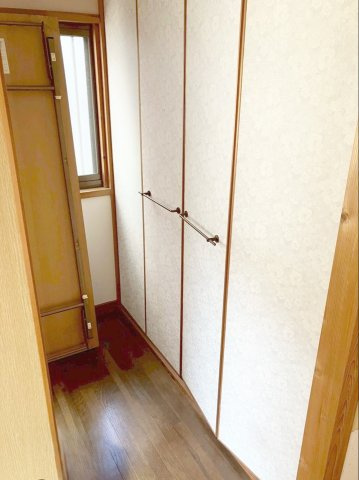 飯塚市大分　中古戸建の収納|和室横の収納スペースは、しっかりと換気ができる窓付きです！