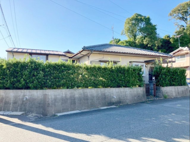 飯塚市大分　中古戸建の外観|植栽に囲まれ、プライバシーが確保されています！