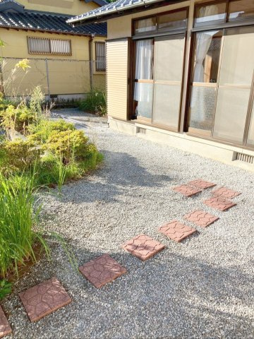 飯塚市大分　中古戸建の庭|水はけがよく、防犯対策にもなる砂利敷きのお庭です！